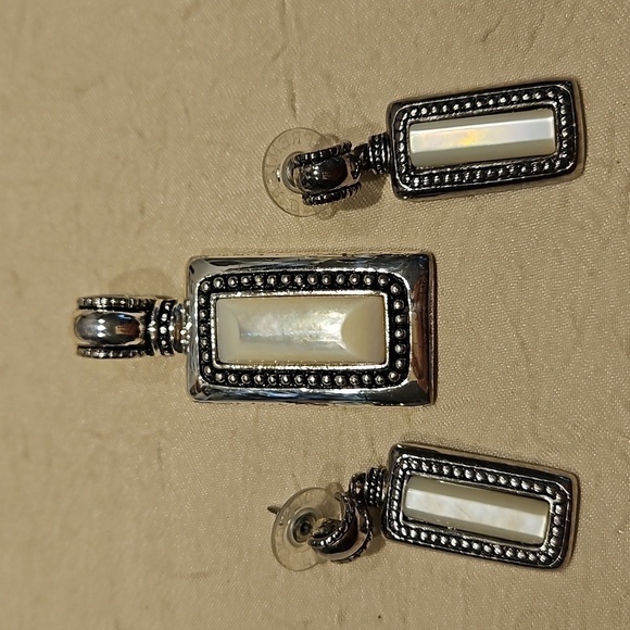 PREMIER DESIGNS Vintage Mother of Pearl Pendant & Pierced Earrings - Picture 1 of 11